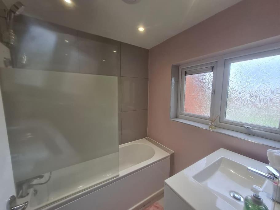A&S Properties, No Guest Fees, Bank Transfe Deposit Available Wolverhampton Exterior foto